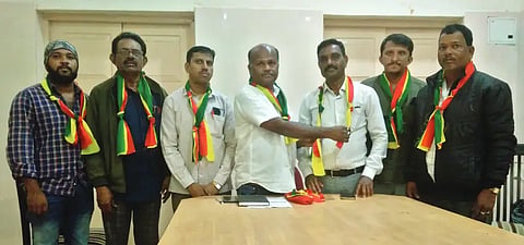 ತರೀಕೆರೆ ಪ್ರವಾಸಿ ಮಂದಿರದಲ್ಲಿ ಶ್ರೀಗಂಧ ರಕ್ಷಣಾ ವೇದಿಕೆ ತಾಲೂಕು ಶಾಖೆಗೆ ಆಯ್ಕೆಯಾದ ನೂತನ ಪದಾಧಿಕಾರಿಗಳಿಗೆ ಸಂಸ್ಥಾಪಕ ಅಧ್ಯಕ್ಷ ಟಿ.ಎನ್.ವಿಶುಕುಮಾರ್ ತ್ರಿವರ್ಣದ ಶಾಲು ಹೊದಿಸಿದರು. ಟಿ.ಎಸ್.ಶ್ರೀನಿವಾಸ್, ಪ್ರತಾಪ್, ಬಿ.ಆರ್.ಕಿರಣ್‌ಕುಮಾರ್ ಇತರರಿದ್ದರು.