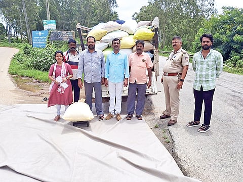 ಅನ್ನಭಾಗ್ಯ ಅಕ್ಕಿಯನ್ನು ಅಕ್ರಮವಾಗಿ ಸಾಗಾಟ ಮಾಡುತ್ತಿದ್ದ ಪಿಕ್‌ಅಪ್ ವಾಹನವನ್ನು ಅರಕಲಗೂಡು ತಾಲೂಕಿನ ಕಂಚೇನಹಳ್ಳಿ ಬಳಿ ವಶಕ್ಕೆ ಪಡೆದಿರುವ ಪೊಲೀಸರು ಪ್ರಕರಣ ದಾಖಲಿಸಿಕೊಂಡಿದ್ದಾರೆ.