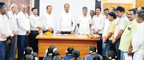 ಹಗರಿಬೊಮ್ಮನಹಳ್ಳಿ ತಾಲೂಕಿನ ಶೀಗೇನಹಳ್ಳಿ ಸರ್ಕಾರಿ ಪ್ರೌಢಶಾಲೆಯಲ್ಲಿ ಕಂಪ್ಯೂಟರ್ ಕೊಠಡಿಯನ್ನು ಶಾಸಕ ಕೆ.ನೇಮಿರಾಜ್ ನಾಯ್ಕ ಉದ್ಘಾಟಿಸಿದರು. ಜೆಡಿಎಸ್ ಅಧ್ಯಕ್ಷ ವೈ.ಮಲ್ಲಿಕಾರ್ಜುನ, ಪುರಸಭೆ ಮಾಜಿ ಸದಸ್ಯ ಬಾದಾಮಿ ಮೃತ್ಯುಂಜಯ, ಎಸ್ಡಿಎಂಸಿ ಅಧ್ಯಕ್ಷ ನಾಗರೆಡ್ಡಿ, ಪ್ರಮುಖರಾದ ಮೈನಳ್ಳಿ ಕೊಟ್ರೇಶ, ಗುಡ್ಡದ ಮೋಹನ್ ರೆಡ್ಡಿ, ಮೈನಳ್ಳಿ ನಿಂಗಾರೆಡ್ಡಿ, ಶೀಗನಹಳ್ಳಿ ಶೇಖರಪ್ಪ ಇತರರಿದ್ದರು.