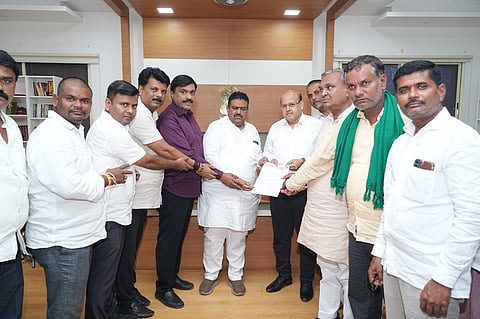 district koppal fertilizer issue dc suresh itnal visit bjp leaders strike