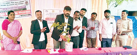 ಸಿಂಧನೂರು ತಾಲೂಕಿನ ತುರ್ವಿಹಾಳದಲ್ಲಿ ಹಮ್ಮಿಕೊಂಡಿದ್ದ ಬಾಲಕಾರ್ಮಿಕ ಮತ್ತು ಕಿಶೋರ ಕಾರ್ಮಿಕ ಪದ್ಧತಿ ನಿರ್ಮೂಲನೆ ಕುರಿತು ಕಾನೂನು ಅರಿವು ನೆರವು ಕಾರ್ಯಕ್ರಮವನ್ನು ಸಹಾಯಕ ಸರ್ಕಾರಿ ಅಭಿಯೋಜಕ ಹನುಮೇಶ ರಾಗಲಪರ್ವಿ ಉದ್ಘಾಟಿಸಿದರು. ಜಿಲ್ಲಾ ಬಾಲಕಾರ್ಮಿಕ ಯೋಜನಾ ನಿರ್ದೇಶಕ ಮಂಜುನಾಥ ರೆಡ್ಡಿ, ಕಾರ್ಮಿಕ ನಿರೀಕ್ಷಕಿ ವಿಜಯಲಕ್ಷ್ಮೀ, ಸಮಾಜ ಕಲ್ಯಾಣ ಇಲಾಖೆಯ ಪ್ರಭುರಾಜ, ಪರಿಶಿಷ್ಟ ವರ್ಗಗಳ ಕಲ್ಯಾಣ ಇಲಾಖೆ ವ್ಯವಸ್ಥಾಪಕ ದುರ್ಗಪ್ಪ ಇತರರಿದ್ದರು.