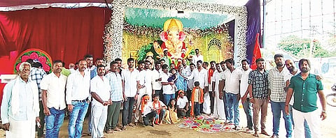  ಆಲೂರಿನ ಕೊನೆಪೇಟಿ ಗಣಪತಿ ಪೆಂಡಾಲಿನಲ್ಲಿ ಗಣಪತಿ-ಗೌರಿ ಮೂರ್ತಿಯನ್ನು ಪ್ರತಿಷ್ಠಾಪಿಸಿರುವುದು.