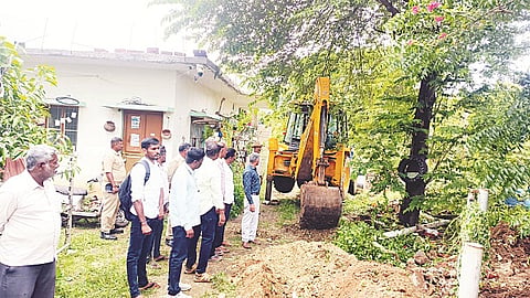   ಸರಗೂರು ಗ್ರಾಮದ ಕಾವೇರಿ ನದಿ ದಡದಲ್ಲಿರುವ ಸ್ನಾನಘಟದ ಸರ್ಕಾರಿ ಜಮೀನು ಒತ್ತುವರಿಯನ್ನು ಕಂದಾಯ ಇಲಾಖೆ ಅಧಿಕಾರಿಗಳು ತೆರವುಗೊಳಿಸಿ ಟ್ರಂಚ್ ಹೊಡೆಸಿದರು.