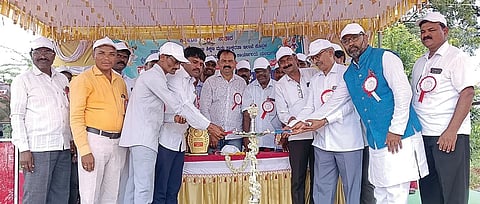 ಯಲಬುರ್ಗಾ ತಾಲೂಕಿನ ಯಾಪಲದಿನ್ನಿ ಗ್ರಾಮದಲ್ಲಿ ಆಯೋಜಿಸಿದ್ದ ವಲಯ ಮಟ್ಟದ ಕ್ರೀಡಾಕೂಟ ಕಾರ್ಯಕ್ರಮವನ್ನು ತಾಳಕೇರಿ ವಲಯ ಸಂಪನ್ಮೂಲ ವ್ಯಕ್ತಿ ದೊಡ್ಡನಗೌಡ ಪಾಟೀಲ್ ಉದ್ಘಾಟಿಸಿದರು. ಗ್ರಾಪಂ ಸದಸ್ಯ ಶರಣಪ್ಪ ಹರಿಜನ, ಎಸ್ಡಿಎಂಸಿ ಅಧ್ಯಕ್ಷ ಯಮನೂರಪ್ಪ ತಳವಾರ್, ನಿವೃತ್ತ ಉಪ ಪ್ರಾಚಾರ್ಯ ಚಂದ್ರಕಾಂತಯ್ಯ ಕಲ್ಯಾಣಮಠ, ಪ್ರಮುಖರಾದ ಬಸವರಾಜ ತಳವಾರ್, ಕನಕರಾಯ ವಾಲ್ಮೀಕಿ, ಬಸಯ್ಯ ಹಿರೇಮಠ, ಶೇಖರಗೌಡ ಪೊಲೀಸ್ ಪಾಟೀಲ್ ಇತರರಿದ್ದರು.