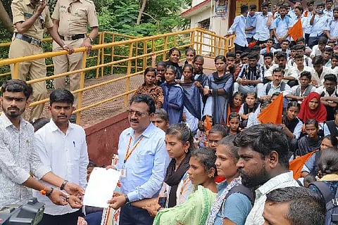 ABVP PROTEST HASTEL STAFF AGAINEST