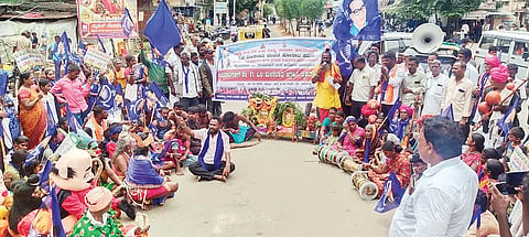 ಹರಪನಹಳ್ಳಿಯಲ್ಲಿ ಅಲೆಮಾರಿ ಸಮುದಾಯದಿಂದ ಪ್ರತಿಭಟನೆ ನಡೆಸಲಾಯಿತು. ಎಸ್ಸಿ, ಎಸ್ಟಿ ಅಲೆಮಾರಿ ಬುಡಕಟ್ಟು ಮಹಾಸಭಾ ರಾಜ್ಯಾಧ್ಯಕ್ಷ ವಿ.ಸಣ್ಣ ಅಜ್ಜಯ್ಯ, ಸಿಂದೋಳ ಸಮುದಾಯದ ದುರುಗೇಶ, ಹಂಡಿ ಜೋಗಿ, ಮೇದಾರ, ಚೆನ್ನದಾಸ, ಸಿಳ್ಳೆಕ್ಯಾತ, ಗೋಸಂಗಿ, ಡೊಂಬರ, ಸುಡಗಾಡು ಸಿದ್ದರ ಸಮುದಾಯಗಳ ಮುಖಂಡರು, ಕಾರ್ಯಕರ್ತರು ಇದ್ದರು.