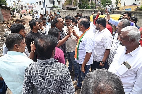 Argument between two groups over Kalyani issue, tense atmosphere