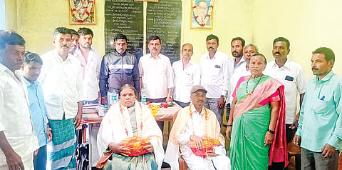 ಆಲೂರು ತಾಲೂಕಿನ ಪಾಳ್ಯ ಹೋಬಳಿ ಟಿ. ಗುಡ್ಡೆನಹಳ್ಳಿ ಗ್ರಾಮ ಪಂಚಾಯಿತಿಗೆ ಸೇರಿದ ಚಿಕ್ಕಕಣಗಾಲು ಹಾಲು ಉತ್ಪಾದಕರ ಸಹಕಾರ ಸಂಘದ ವಾರ್ಷಿಕ ಮಹಾಸಭೆಯಲ್ಲಿ ಪರಮೇಶ್ವರಪ್ಪ ಹಾಗೂ ಪದ್ಮಾವತಿ ಅವರನ್ನು ಗೌರವಿಸಲಾಯಿತು.