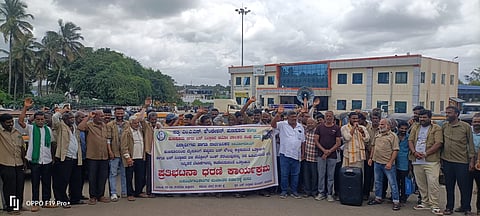 HUN-AUG-1-2(BUS STAND STRIKE)