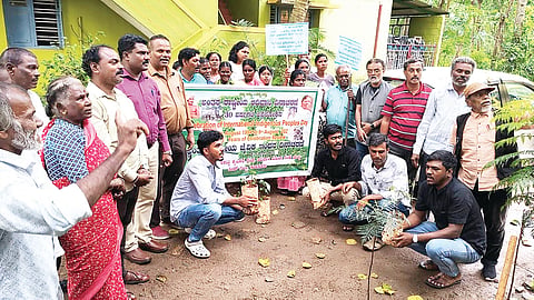 ಹುಣಸೂರು ನಗರದ ಡೀಡ್ ಸಂಸ್ಥೆ ಆವರಣದಲ್ಲಿ ಅಂತಾರಾಷ್ಟ್ರೀಯ ಜೈವಿಕ ಇಂಧನ ದಿನವನ್ನು ಸಂಭ್ರಮದಿಂದ ಆಚರಿಸಲಾಯಿತು. ಡಾ.ಎಸ್.ಶ್ರೀಕಾಂತ್, ಪ್ರಕಾಶ್, ಮಣಿಕುಮಾರ್, ಹೆಮ್ಮಿಗೆ ಹರ್ಷ ಇತರರಿದ್ದಾರೆ.