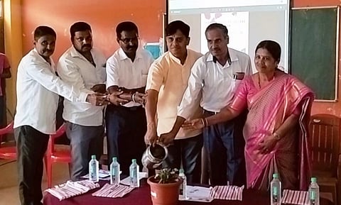  ಹುಣಸೂರು ನಗರದ ಸರ್ಕಾರಿ ಆದರ್ಶ ಪದವಿಪೂರ್ವ ಕಾಲೇಜಿನಲ್ಲಿ ಆಯೋಜಿಸಿದ್ದ ಫ್ರೆಷರ್ಸ್‌ ಡೇ ಕಾರ್ಯಕ್ರಮವನ್ನು ಗಣ್ಯರು ಉದ್ಘಾಟಿಸಿದರು. ಸಿಡಿಸಿ ಉಪಾಧ್ಯಕ್ಷ ಶಿವಕುಮಾರ್.ವಿ.ರಾವ್, ತಂಗಮರಿಯಪ್ಪನ್, ನಟರಾಜ್ ರಾಮೇನಹಳ್ಳಿ, ಶಶಿಕಲಾ ಬಸವಲಿಂಗಯ್ಯ, ಪ್ರಾಂಶುಪಾಲ ಸೋಮಣ್ಣ ಇತರರಿದ್ದಾರೆ.