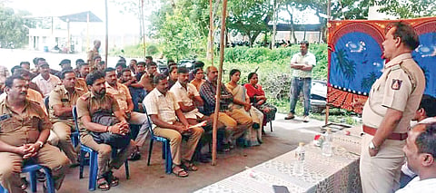 HUN-AUG-31-5(INSP MUNIYAPPA AT KSRTC DEPO)
