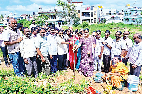 ಹುಣಸೂರು ನಗರದ ಮಂಜುನಾಥ ಬಡಾವಣೆಯಲ್ಲಿ ಸಿಸಿ ಚರಂಡಿ ನಿರ್ಮಾಣ ಕಾಮಗಾರಿಗೆ ಶಾಸಕ ಜಿ.ಡಿ.ಹರೀಶ್‌ಗೌಡ ಭೂಮಿ ಪೂಜೆ ನೆರವೇರಿಸಿದರು. ನಗರಸಭೆ ಅಧ್ಯಕ್ಷ ಗಣೇಶ್ ಕುಮಾರಸ್ವಾಮಿ, ಉಪಾಧ್ಯಕ್ಷೆ ಆಶಾ ಕೃಷ್ಣನಾಯಕ, ಸದಸ್ಯರಾದ ಶ್ವೇತಾ ಮಂಜುನಾಥ್, ಸತೀಶ್‌ಕುಮಾರ್, ದೇವರಾಜ್ ಇತರರು ಇದ್ದರು.