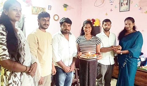  ಹುಣಸೂರು ತಾಲೂಕು ಬಿಳಿಕೆರೆ ಹೋಬಳಿ ವ್ಯಾಪ್ತಿಯಲ್ಲಿ ಜನಧ್ವನಿ ಫೌಂಡೇಶನ್ ವತಿಯಿಂದ ಮಂಗಳಮುಖಿಯರಿಂದ ರಾಖಿ ಕಟ್ಟಸಿಕೊಂಡು ಶುಭ ಕೋರಿದರು. ಪ್ರವೀಣ್.ಪಿ,ಆಯರಹಳ್ಳಿ, ಸುನಿಲ್, ಭಾಸ್ಕರ್ ಮತ್ತು ಮಂಗಳಮುಖಿಯರು ಇದ್ದಾರೆ.