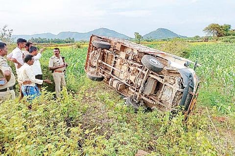 Huvinahadagali goods vechle accident