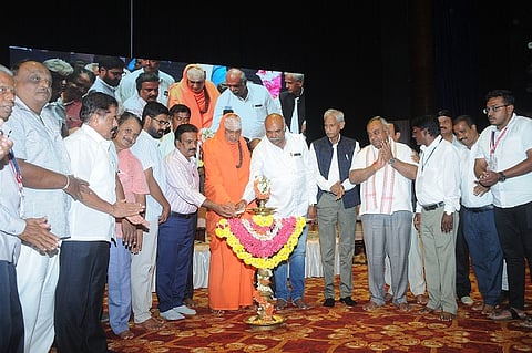 Newspaper Distributors sammelana