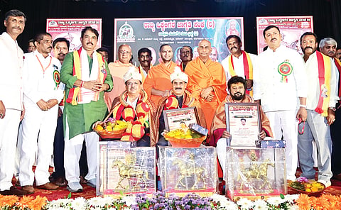 Raghu_02_Okkaliga_Rathna_Award_@_Kuvempu_Kalakshetra (3)
