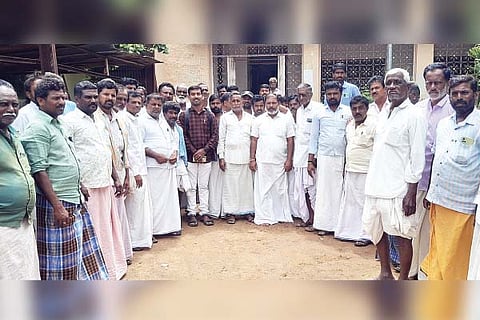 ಸಿದ್ದಾಪುರದ ಸೊಸೈಟಿಗೆ ಮುಂದೆ ರೈತರು ಸಮರ್ಪಕವಾಗಿ ಗೊಬ್ಬರ ವಿತರಿಸುವಂತೆ ಪ್ರತಿಭಟನೆ ನಡೆಸಿದರು. ರೈತ ಸಂಪರ್ಕ ಕೇಂದ್ರದ ಅಧಿಕಾರಿ ವೈ.ಸುಧಾಕರ, ಪ್ರಮುಖರಾದ ಮಹಮ್ಮದ್ ಮಾನ್ವಿ, ಬಸವರಾಜ ಬಳಿಗೇರ್, ನಂದಾಪುರ ವೀರಭದ್ರಯ್ಯ, ಬಡಿಗೇರ್ ಬಸವರಾಜ, ಮಲ್ಲಿಕಾರ್ಜುನ ಸಜ್ಜನ್, ಚನ್ನಬಸಪ್ಪ ಹೊಸಮನಿ ಇತರರಿದ್ದರು.