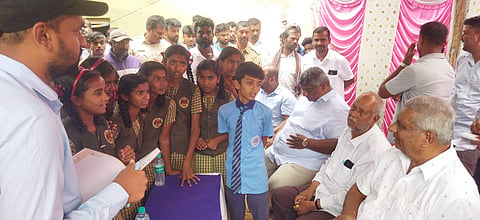 ಪಿರಿಯಾಪಟ್ಟಣ ತಾಲೂಕು ದೊರೆಕೆರೆ ಗ್ರಾಮದಲ್ಲಿ ಶಾಲಾ ವಿದ್ಯಾರ್ಥಿಗಳಿಂದ ಅಹಲವಾಲು ಸ್ವೀಕರಿಸಿದ ಬಳಿಕ ಸಚಿವ ಕೆ.ವೆಂಕಟೇಶ್ ಮಾತನಾಡಿದರು. ನಿತಿನ್ ವೆಂಕಟೇಶ, ಡಿ.ಟಿ.ಸ್ವಾಮಿ, ರಾಮತ್ ಜಾನ್ ಬಾಬು, ಡಿ.ಎ.ಜವರಪ್ಪ, ಅಪ್ಪಾಜಿಗೌಡ, ನಿಸರ್ಗಪ್ರಿಯ, ಸುನಿಲ್, ರವಿ ಪ್ರಸನ್ನ ಇತರರು ಇದ್ದರು