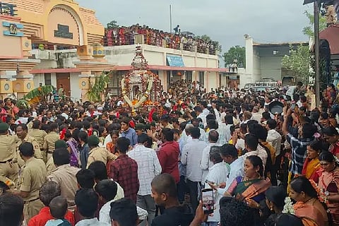 Women celebrated by pulling a silver chariot