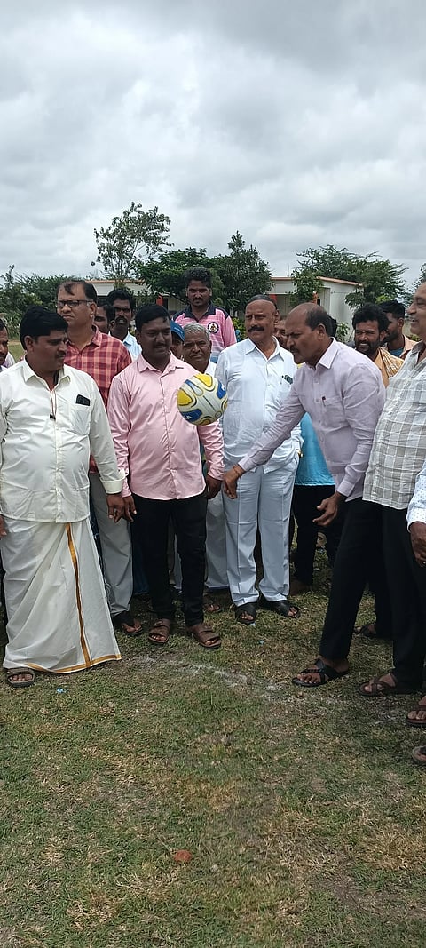 ಕೊಟ್ಟೂರು ತಾಲೂಕು ಹ್ಯಾಳ್ಯಾ ಗ್ರಾಮದಲ್ಲಿ ಪ್ರೌಢಶಾಲೆಗಳ ವಲಯ ಮಟ್ಟದ ಕ್ರೀಡಾಕೂಟಕ್ಕೆ ಶಾಸಕ ನೇಮಿರಾಜ್ ನಾಯ್ಕ ಚಾಲನೆ ನೀಡಿದರು. ಪ್ರಮುಖರಾದ ದೊಡ್ಡ ರಾಮಣ್ಣ, ಹರ್ಷವರ್ಧನ, ಬೂದಿ ಶಿವಕುಮಾರ್ ಇದ್ದರು.