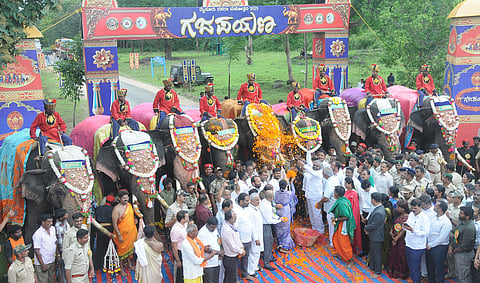 ಹುಣಸೂರು ತಾಲೂಕಿನ ನಾಗರಹೊಳೆ ಹುಲಿ ಸಂರಕ್ಷಿತ ಪ್ರದೇಶದ ವೀರನಹೊಸಳ್ಳಿಯಲ್ಲಿ ಸೋಮವಾರ ಗಜಪಡೆಗೆ ಅರಣ್ಯ ಸಚಿವ ಈಶ್ವರ್ ಖಂಡ್ರೆ, ಪಶುಸಂಗೋಪನಾ ಸಚಿವ ಕೆ.ವೆಂಕಟೇಶ್ ಪುಷ್ಪಾರ್ಚನೆ ಮಾಡಿ ಗಜಪಯಣಕ್ಕೆ ಚಾಲನೆ ನೀಡಿದರು.
