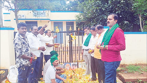 ದೊಡ್ಡಬಳ್ಳಾಪುರದ ಪ್ರವಾಸಿ ಮಂದಿರ ವೃತ್ತದಲ್ಲಿರುವ ಮಾಲಿನ್ಯ ನಿಯಂತ್ರಣ ಮಂಡಳಿ ಕಚೇರಿಯ ಗೇಟ್​ನಲ್ಲಿ ಅರ್ಕಾವತಿ ನದಿ ಹೋರಾಟ ಸಮಿತಿಯ ಮುಖಂಡರು ಪೂಜೆ ಮಾಡುವ ಮೂಲಕ ಅಧಿಕಾರಿಗಳ ವಿರುದ್ಧ ಆಕ್ರೋಶ ವ್ಯಕ್ತಪಡಿಸಿದರು. ಮುಖಂಡರಾದ ವಸಂತ್​, ವಿಜಿಕುಮಾರ್​, ಪಿಳ್ಳೇಗೌಡ ಸೇರಿ ಅರ್ಕಾವತಿ ನದಿ ಹೋರಾಟ ಸಮಿತಿ ಹೋರಾಟಗಾರರು ಹಾಗೂ ಇತರರು ಇದ್ದರು.