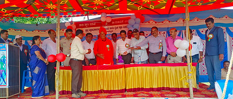 ಬೆಟ್ಟದಪುರದ ಅಕ್ಕಮಹಾದೇವಿ ಕ್ರೀಡಾಂಗಣದಲ್ಲಿ ಶಿಕ್ಷಣ ಇಲಾಖೆ ಹಾಗೂ ಎಸ್‌ಎಂಎಸ್ ವಿದ್ಯಾಸಂಸ್ಥೆ ಸಹಯೋಗದಲ್ಲಿ ಆಯೋಜಿಸಿದ್ದ ಹೋಬಳಿ ಮಟ್ಟದ ಪ್ರೌಢಶಾಲಾ ಕ್ರೀಡಾಕೂಟದ ವೇದಿಕೆ ಕಾರ್ಯಕ್ರಮವನ್ನು ಗಣ್ಯರು ಉದ್ಘಾಟಿಸಿದರು.