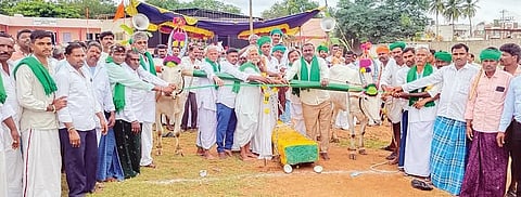 ಕಾರಟಗಿಯಲ್ಲಿ ಹಮ್ಮಿಕೊಂಡಿದ್ದ ಎತ್ತುಗಳಿಂದ ಭಾರವಾದ ಕಲ್ಲು ಎಳೆಯುವ ಸ್ಪರ್ಧೆಗೆ ರೈತ ಮುಖಂಡರು ಚಾಲನೆ ನೀಡಿದರು. ತಂಗಡಗಿ ಟ್ರಸ್ಟ್ ಕಾರ್ಯದರ್ಶಿ ವೆಂಕಟೇಶ ತಂಗಡಗಿ, ಪ್ರಮುಖರಾದ ಮರಿಯಪ್ಪ ಸಾಲೋಣಿ, ಶರಣಪ್ಪ ದೊಡ್ಡಮನಿ, ಅಯ್ಯಪ್ಪ ಉಪ್ಪಾರ್, ನಾರಾಯಣಪ್ಪ ಈಡಿಗೇರ್, ಉಮೇಶ ಚಿನಿವಾಲ, ವೀರೇಶ ಇತರರಿದ್ದರು.