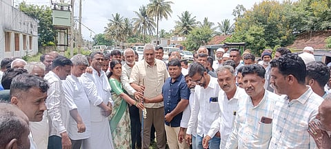 ಬೆಟ್ಟದಪುರ ಸಮೀಪದ ಹಲಗನಹಳ್ಳಿ ಗ್ರಾಮದಲ್ಲಿ ಮುಖ್ಯರಸ್ತೆಯಲ್ಲಿ ಲೋಕೋಪಯೋಗಿ ಇಲಾಖೆಯಿಂದ ವೃತ್ತ ಅಭಿವೃದ್ಧಿ ಕಾಮಗಾರಿಗೆ ಪಶು ಸಂಗೋಪನೆ ಮತ್ತು ರೇಷ್ಮೆ ಸಚಿವ ಕೆ.ವೆಂಕಟೇಶ್ ಭೂಮಿ ಪೂಜೆ ನೆರವೇರಿಸಿದರು. ನಿತೀನ್ ವೆಂಕಟೇಶ್, ಡಿ.ಟಿ.ಸ್ವಾಮಿ, ರಹಮತ್ ಜಾನ್ ಬಾಬು, ಪ್ರಕಾಶ್, ಲೋಕೇಶ್, ಜಯಶ್ರೀ ಸ್ವಾಮಿ, ವೀಣಾ ವೆಂಕಟೇಶ್ ಇತರರು ಇದ್ದರು.