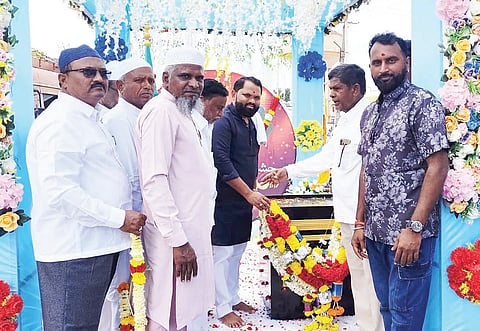 ಕಾರಟಗಿಯಲ್ಲಿ ಈದ್ ಮಿಲಾದ್ ಹಬ್ಬದ ನಿಮಿತ್ತ ಮೆಕ್ಕಾ ಮತ್ತು ಮದಿನಾದ ಸ್ತಬ್ಧ ಚಿತ್ರಗಳ ಮೆರವಣಿಗೆ ಮಾಡಲಾಯಿತು. ಜಾಮಿಯ ಮಸೀದಿಯ ಅಧ್ಯಕ್ಷ ಅಬ್ದುಲ್ ಗನಿ, ಮಾಜಿ ಅಧ್ಯಕ್ಷರಾದ ಬಾಬುಸಾಬ್ ಬಳಿಗಾರ್, ತಂಗಡಗಿ ಟ್ರಸ್ಟ್‌ನ ಪ್ರಧಾನ ಕಾರ್ಯದರ್ಶಿ ವೆಂಕಟೇಶ ತಂಗಡಗಿ ಇತರರಿದ್ದರು.
