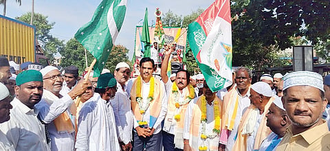 ಗಂಗಾವತಿ ತಾಲೂಕಿನ ವಡ್ಡರಹಟ್ಟಿಯಲ್ಲಿ ಮುಸ್ಲಿಂ ಸಮುದಾಯದವರು ಈದ್ ಮಿಲಾದ್ ಹಬ್ಬವನ್ನು ಮೆರಗಣಿಗೆಯೊಂದಿಗೆ ಸಂಭ್ರಮದಿಂದ ಆಚರಿಸಿದರು. ಶ್ರೀ ವಿದ್ಯಾನಿಕೇತನ ಸಮೂಹ ಶಿಕ್ಷಣ ಸಂಸ್ಥೆ ಅಧ್ಯಕ್ಷ ನೆಕ್ಕಂಟಿ ಸೂರಿಬಾಬು, ಪ್ರಮುಖರಾದ ಶಿವಪ್ಪ ಹತ್ತಿಮರದ, ಮೇಹರಾಜ್ ಇತರರಿದ್ದರು.