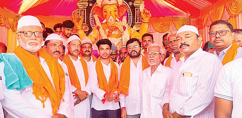 ಈದ್ ಮಿಲಾದ್ ಹಬ್ಬದ ನಿಮಿತ್ತ ಮುಸ್ಲಿಂ ಸಮುದಾಯದ ಮುಖಂಡರು ಸಿದ್ದಾಪುರದಲ್ಲಿ ಪ್ರತಿಷ್ಠಾಪನೆ ಮಾಡಿದ ಹಿಂದು ಮಹಾ ಮಂಡಳಿ ಗಣೇಶ ಮೂರ್ತಿಗೆ ಹೂವಿನ ಹಾರ ಹಾಕಿ ಸೌಹಾರ್ದತೆ ಮೆರೆದರು. ಪ್ರಮುಖರಾದ ಮಹೆಬೂಬ್ ಮುಲ್ಲಾ, ದಸ್ತಗಿರಿ ಸಾಬ್, ಶ್ಯಾಮೀದ್, ಬುಡ್ಡ, ಮೌಲಪ್ಪ, ಆಲಂ ಬಾಷಾ, ಅಬ್ದುಲ್, ಮನೋಜ್ ಸಜ್ಜನ್, ಅಮರ್ ಹಳೇಮನಿ, ಕಾರ್ತಿಕ್ ಬಸೆಟ್ಟರ್,ಅಮರೇಶ್ ಸಿಂಗನಾಳ, ಅಕ್ಷಯ್ ಸಂಕನಾಳ, ಅಭಿಷೇಕ ಹಿರೇಮಠ, ವಿಜಯ ಬೇರ್ಗಿ, ದಯ ಶಂಕರ್ ಮಠಪತಿ, ನಂದೀಶ್ ಇತರರಿದ್ದರು.
