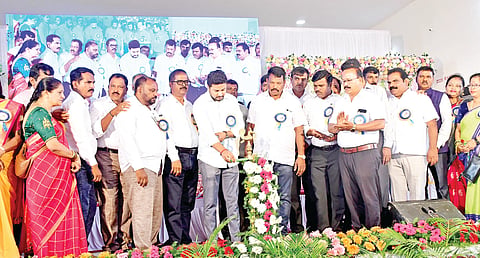 ನಗರದ ಶ್ರೀ ಕಮಲಮ್ಮ ಮತ್ತು ಗುರುಮಲ್ಲಪ್ಪ ಕಲ್ಯಾಣ ಮಂಟಪದಲ್ಲಿ ಆಯೋಜಿಸಿದ್ದ ಶಿಕ್ಷಕರ ದಿನಾಚರಣೆ ಕಾರ್ಯಕ್ರಮವನ್ನು ಶಾಸಕ ದರ್ಶನ್ ದ್ರುವ ನಾರಾಯಣ ಉದ್ಘಾಟಿಸಿದರು. ಶ್ರೀಕಂಠ, ಧರ್ಮ ರತ್ನಾಕರ, ಮಹೇಶ್ ಇತರರು ಇದ್ದರು.