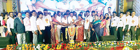 ಎಚ್.ಡಿ.ಕೋಟೆ ಪಟ್ಟಣದ ಕನಕ ಭವನದಲ್ಲಿ ಶಿಕ್ಷಣ ಇಲಾಖೆ ವತಿಯಿಂದ ಹಮ್ಮಿಕೊಂಡಿದ್ದ ಶಿಕ್ಷಕರ ದಿನಾಚರಣೆ ಕಾರ್ಯಕ್ರಮವನ್ನು ಶಾಸಕ ಅನಿಲ್ ಕುಮಾರ್ ಉದ್ಘಾಟಿಸಿದರು.