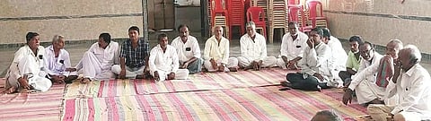 ತಾವರಗೇರಾದ ಖಾಸಗಿ ಕಲ್ಯಾಣ ಮಂಟಪದಲ್ಲಿ ದಸರಾ ಆಚರಣೆ ಕುರಿತ ಪೂರ್ವಭಾವಿ ಸಭೆ ನಡೆಯಿತು. ಪಪಂ ಸದಸ್ಯರಾದ ಶ್ರೀನಿವಾಸ ಸಿಂಗ್, ಕರಡೆಪ್ಪ ನಾಲತವಾಡ, ಪ್ರಮುಖರಾದ ಅಮರೇಶ ಗಲಗಲಿ, ಹನಮೇಶಪ್ಪ ಕ್ಯಾಡೇದ, ಶಂಕರ ಇಲ್ಲೂರ ಇತರರಿದ್ದರು.
