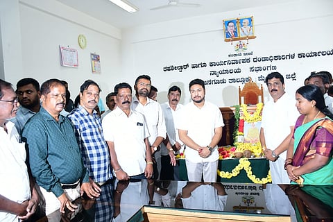 ನಂಜನಗೂಡಿನಲ್ಲಿ ತಾಲೂಕು ರಾಷ್ಟ್ರೀಯ ಹಬ್ಬಗಳ ಆಚರಣಾ ಸಮಿತಿಯಿಂದ ಆಯೋಜಿಸಿದ್ದ ನಾರಾಯಣ ಗುರು ಜಯಂತಿ ಕಾರ್ಯಕ್ರಮವನ್ನು ಶಾಸಕ ದರ್ಶನ್ ಧ್ರುವನಾರಾಯಣ ಉದ್ಘಾಟಿಸಿದರು. ಡಾ.ರಾಜು, ಕಳಲೆ ಕೇಶವಮೂರ್ತಿ, ಶ್ರೀಕಂಠ ಸ್ವಾಮಿ, ಶಿವಕುಮಾರ್ ಕಾಸನೂರ್, ವಿಜಯ್, ಶಂಕರಪುರ ಸುರೇಶ್, ಅಬ್ದುಲ್ ಖಾದರ್, ಎನ್.ಟಿ.ಗಿರೀಶ್ ಇತರರು ಇದ್ದರು.