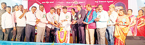 ತಿ.ನರಸೀಪುರ ಪಟ್ಟಣದ ಹಳೇ ತಿರುಮಕೂಡಲಿನ ಬಳಿಯಿರುವ ಶ್ರೀನಿವಾಸ ಕನ್ವೆನ್ಷನ್ ಹಾಲಿನಲ್ಲಿ ಆಯೋಜಿಸಿದ್ದ ಶಿಕ್ಷಕ ದಿನಾಚರಣೆ ಕಾರ್ಯಕ್ರಮವನ್ನು ಸಂಸದ ಸುನೀಲ್ ಬೋಸ್ ಉದ್ಘಾಟಿಸಿದರು. ಸೋಸಲೆ ಗಂಗಾಧರ್, ಪಿ.ಎಸ್.ಅನಂತರಾಜು, ಎಸ್.ಸಿ.ಶಿವಮೂರ್ತಿ, ಕುಕ್ಕುರು ಗಣೇಶ್, ರಾಮಲಿಂಗಯ್ಯ, ಸುಬ್ಬಣ್ಣ, ಎಂ.ವಿ.ಶಿವಶಂಕರಮೂರ್ತಿ ಇತರರು ಇದ್ದರು.