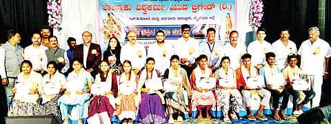 ಎಚ್.ಡಿ.ಕೋಟೆ ಪಟ್ಟಣದ ಡಾ.ಬಿ.ಆರ್.ಅಂಬೇಡ್ಕರ್ ಸಮುದಾಯ ಭವನದಲ್ಲಿ ತಾಲೂಕು ವಿಶ್ವಕರ್ಮ ಯುವ ಬ್ರಿಗೇಡ್ ವತಿಯಿಂದ ಭಾನುವಾರ ಹಮ್ಮಿಕೊಂಡಿದ್ದ 3ನೇ ವರ್ಷದ ಪ್ರತಿಭಾ ಪುರಸ್ಕಾರ ಕಾರ್ಯಕ್ರಮದಲ್ಲಿ ಎಸ್‌ಎಸ್‌ಎಲ್‌ಸಿ ಪರೀಕ್ಷೆಯಲ್ಲಿ ಉತ್ತಮ ಸಾಧನೆ ಮಾಡಿದ ಸಮುದಾಯದ ವಿದ್ಯಾರ್ಥಿಗಳಿಗೆ ಪ್ರತಿಭಾ ಪುರಸ್ಕಾರ ನೀಡಲಾಯಿತು. ಶಾಸಕ ಅನಿಲ್ ಕುಮಾರ್, ಎ.ರಾಜೇಶ್, ರಾಜು ವಿಶ್ವಕರ್ಮ, ಬಡಗಲಪುರ ವೆಂಕಟೇಶ್, ವಿಜಯ ರವಿಕುಮಾರ್, ಎ.ಈ.ರಘು ಇತರರು ಇದ್ದರು.