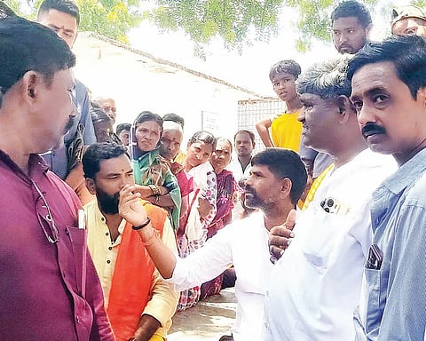 ಕಂಪ್ಲಿ ತಾಲೂಕಿನ ದೇವಸಮುದ್ರದಲ್ಲಿ ಎಸ್ಸಿ ಕಾಲನಿ ನಿವಾಸಿಗಳೊಂದಿಗೆ ಶಾಸಕ ಜೆ.ಎನ್.ಗಣೇಶ್ ಚರ್ಚಿಸಿದರು. ಪ್ರಮುಖರಾದ ಎಚ್.ಗುಂಡಪ್ಪ, ನಾಯಕರ ವೆಂಕೋಬಾ ಇತರರಿದ್ದರು.