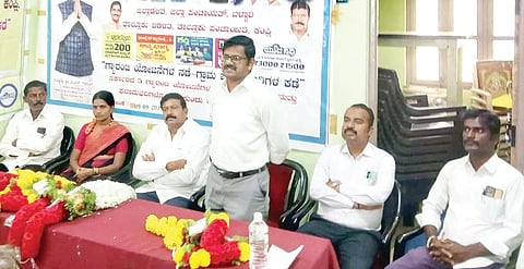 ದೇವಲಾಪುರ ಗ್ರಾಮದಲ್ಲಿ ಹಮ್ಮಿಕೊಂಡಿದ್ದ ಗ್ಯಾರಂಟಿ ಯೋಜನೆಗಳ ನಡೆ ಗ್ರಾಪಂಗಳ ಕಡೆ ಕಾರ್ಯಕ್ರಮದಲ್ಲಿ ತಾಪಂ ಇಒ ಆರ್.ಕೆ.ಶ್ರೀಕುಮಾರ್ ಮಾತನಾಡಿದರು. ಗ್ಯಾರಂಟಿ ಸಮಿತಿ ತಾಲೂಕು ಅಧ್ಯಕ್ಷ ಕೆ.ಶ್ರೀನಿವಾಸರಾವ್, ಸದಸ್ಯರಾದ ಗೌಡ್ರು ಸಿದ್ದಪ್ಪ, ಶಿವರಾಜಕುಮಾರ್, ಎಡಿ ಕೆ.ಎಸ್.ಮಲ್ಲನಗೌಡ ಇತರರಿದ್ದರು.