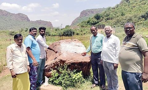 ಸಂಡೂರಿನ ನಾರಿಹಳ್ಳ ಜಲಾಶಯದ ಹಿನ್ನೀರು ಪ್ರದೇಶದಲ್ಲಿ ಮ್ಯಾಂಗನೀಸ್ ಶಿಲಾಶಾಸನ ಪತ್ತೆ ಮಾಡಲಾಗಿದೆ. ವಿಜಯನಗರ ತಿರುಗಾಟ ಸಂಶೋಧನಾ ತಂಡದ ಸದಸ್ಯರಾದ ಪ್ರೊ.ತಿಪ್ಪೇಸ್ವಾಮಿ, ಡಾ.ಗೋವಿಂದ, ಡಾ.ಕೃಷ್ಣೇಗೌಡ, ಡಾ.ನರಸಿಂಹ, ಡಾ.ವೀರಾಂಜನಯ್ಯ, ಅರ್ಚಕ ಎಂ.ಎನ್.ವೀರಯ್ಯಸ್ವಾಮಿ ಇದ್ದಾರೆ.