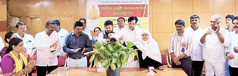 ಹೂವಿನಹಡಗಲಿ ತಾಲೂಕಿನ ಬೀರಬ್ಬಿ ಗ್ರಾಮದಲ್ಲಿ ಪ್ರಾಥಮಿಕ ಆರೋಗ್ಯಕೇಂದ್ರ ನಿರ್ಮಾಣ ಮಾಡುವಂತೆ ಒತ್ತಾಯಿಸಿ ಗ್ರಾಮಸ್ಥರು ಶಿರಸ್ತೇದಾರ್ ಸಲೀಂಗೆ ಮನವಿ ಸಲ್ಲಿಸಿದರು. ನಾಗರಿಕ ವೇದಿಕೆ ತಾಲೂಕು ಸಂಚಾಲಕ ಮಲ್ಲಿಕಾರ್ಜುನ, ಭಗತ್‌ಸಿಂಗ್ ಸಾಂಸ್ಕೃತಿಕ ವೇದಿಕೆ ತಾಲೂಕು ಸಂಚಾಲಕ ರಹಮತ್, ಪ್ರಮುಖರಾದ ರವಿ ಗುರುಸ್ವಾಮಿ, ಚಿದಾನಂದಯ್ಯ, ಷಣ್ಮುಖಪ್ಪ ಇತರರಿದ್ದರು.