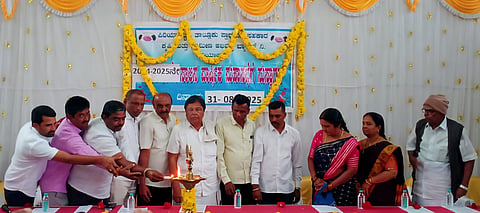 01..01: ಪಿರಿಯಾಪಟ್ಟಣದ ಶ್ರೀ ಕನ್ನಂಬಾಡಿ ಅಮ್ಮನವರ ಸಮುದಾಯ ಭವನದಲ್ಲಿ ಆಯೋಜಿಸಿದ್ದ ಪಿಎಲ್ಡಿ ಬ್ಯಾಂಕ್‌ನ 2024 - 25 ನೇ ಸಾಲಿನ ವಾರ್ಷಿಕ ಸಭೆಯನ್ನು ಬ್ಯಾಂಕ್‌ನ ಅಧ್ಯಕ್ಷ ಕೆ.ಹೊಲದಪ್ಪ ಉದ್ಘಾಟಿಸಿದರು. ಉಪಾಧ್ಯಕ್ಷೆ ಮಮತಾ, ನಿರ್ದೇಶಕರಾದ ನೀಲಮ್ಮ, ಎಚ್.ಜಿ.ಪರಮೇಶ್, ಎನ್.ಎಸ್.ಪ್ರಮೀಳಾ, ಕೆ.ಪ್ರತೀಪ, ಕೆ.ಪಿ.ಮಂಜುನಾಥ್, ಬಿ.ರವಿ, ಎ.ರಾಜಣ್ಣ, ಪಿ.ಜಿ.ರೋಹಿಣಿ, ಶಿವಣ್ಣ, ಸುರೇಶ್, ಟಿ.ಡಿ.ನಾಗರಾಜ್ ಇತರರು ಇದ್ದರು.