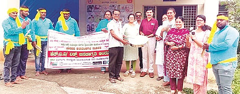ಶ್ರೀರಂಗಪಟ್ಟಣದಲ್ಲಿ ಜನಜಾಗೃತಿ ಆಂದೋಲನಕ್ಕೆ ಡಾ.ಸವಿತಾ ಚಾಲನೆ ನೀಡಿದರು. ಎಸ್.ಟಿ.ಬೆನ್ನೂರ್, ಡಾ.ಶಿವರಾಮ ಶಾಸ್ತ್ರಿ, ಎ.ಜಿ.ಮಿಲನಾ, ಮೇಘನಾ, ಬಿ.ಹೇಮಣ್ಣ ಇತರರಿದ್ದರು.