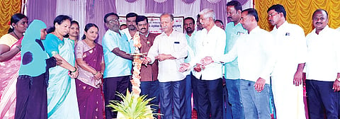 ಹಗರಿಬೊಮ್ಮನಹಳ್ಳಿಯ ಪಿಎಂಶ್ರೀ ಸಮಾಹಿಪ್ರಾ ಶಾಲೆಯಲ್ಲಿ ಹಮ್ಮಿಕೊಂಡಿದ್ದ ಶಾಲಾ ಸಮಾವೇಶ ಕಾರ್ಯಕ್ರಮವನ್ನು ಗಣ್ಯರು ಉದ್ಘಾಟಿಸಿದರು. ಎಸ್ಡಿಎಂಸಿ ಅಧ್ಯಕ್ಷ ಮಜ್ಗಿ ವೀರೇಶ, ಬಿಇಒ ಮೈಲೇಶ್ ಬೇವೂರು, ಮುಖ್ಯಶಿಕ್ಷಕ ವೀರನಗೌಡ, ಪುರಸಭೆ ಸದಸ್ಯರಾದ ಮಂಗಳಾ ರವೀಂದ್ರ ಗೌಡ, ಚನ್ನಮ್ಮ ವಿಜಯಕುಮಾರ್ ಇತರರಿದ್ದರು.