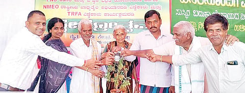 ಕಾನಹೊಸಹಳ್ಳಿ ಸಮೀಪದ ಹುಲಿಕೆರೆಯಲ್ಲಿ ರೈತ ಸಂಪರ್ಕ ಕೇಂದ್ರದಿಂದ ಆಯೋಜಿಸಿದ್ದ ಹಸಿರಿನೊಂದಿಗೆ ಮಾತುಕತೆ ಕಾರ್ಯಕ್ರಮವನ್ನು ಸಾವಯವ ಕೃಷಿಕ ವಿಶೇಶ್ವರ ಸಜ್ಜನ್ ಉದ್ಘಾಟಿಸಿದರು. ರೈತ ಸಂಪರ್ಕ ಕೇಂದ್ರದ ಕೃಷಿ ಅಧಿಕಾರಿ ಚೈತ್ರಾ, ಗ್ರಾಪಂ ಸದಸ್ಯ ಟಿ.ಗಿರೀಶ, ಕೃಷಿ ಇಲಾಖೆಯ ರಾಮಕೃಷ್ಣ, ಚನ್ನಪ್ಪ, ಅವಿನಾಶ ಇತರರಿದ್ದರು.