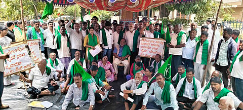 ರೈತ ಸಂಘದಿಂದ ರಸ್ತೆ ಮಧ್ಯೆ ಟೆಂಟ್ ಹಾಕಿ ಪ್ರತಿಭಟನೆ