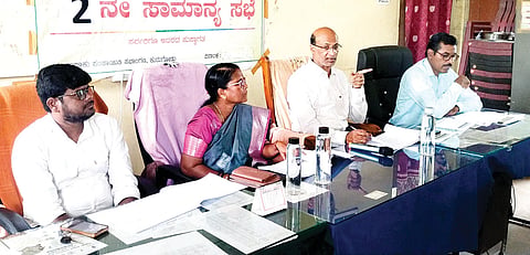 ಕುರುಗೋಡು ತಾಪಂ ಸಭಾಂಗಣದಲ್ಲಿ ಹಮ್ಮಿಕೊಂಡಿದ್ದ ಕೆಡಿಪಿ ಸಭೆಯಲ್ಲಿ ತಾಲೂಕು ಆಡಳಿತ ಅಧಿಕಾರಿ ಹಾಗೂ ಮುಖ್ಯ ಯೋಜನಾಧಿಕಾರಿ ವಾಗೀಶ್ ಶಿವಾಚಾರ್ಯ ಮಾತನಾಡಿದರು. ತಾಪಂ ಇಒ ನಿರ್ಮಾಲಾ, ನರೇಗಾ ಎಡಿ ಶಿವರಾಮರೆಡ್ಡಿ, ಪ್ರಭಾರೆ ಸಹಾಯಕ ನಿರ್ದೇಶಕ ಅನಿಲ್‌ಕುಮಾರ್ ಇದ್ದರು.