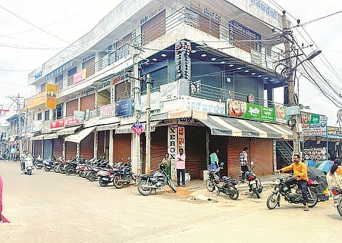 ಬಂದ್ ಹಿನ್ನೆಲೆಯಲ್ಲಿ ಮಳವಳ್ಳಿ ಪಟ್ಟಣದಲ್ಲಿ ವರ್ತಕರು ಸ್ವಯಂ ಪ್ರೇರಣೆಯಿಂದ ಅಂಗಡಿಗಳನ್ನು ಮುಚ್ಚಿರುವುದು.